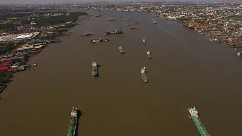 Vue aerienne ensemble bateaux eau fleuve Bangkok Thailande Drone Video stock 328579534