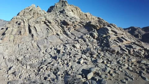 Vue de drone de de yourte au pied d'une montagne en mongolie Stock Footage 209262945