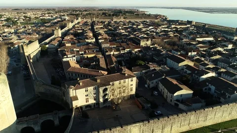 Vue en drone en fin d'après-midi d'Aigues Mortes. Ville fortifiée en France. Stock Footage 106528853