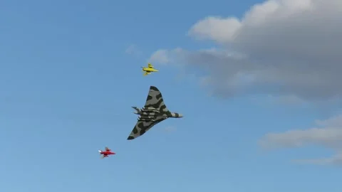 Vulcan bomber with escorts 库存影片 143921791