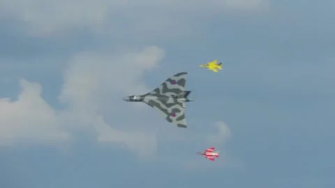 Vulcan Bomber with two escort fighter jets 库存影片 143567264