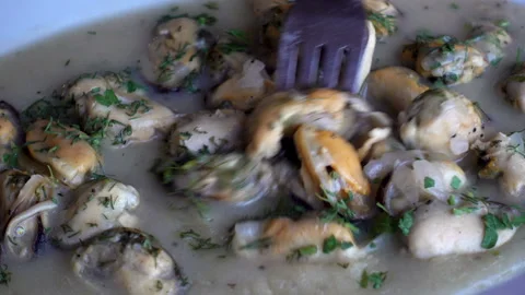 Vussels in sauce on a plate take a fork Video stock 94715342
