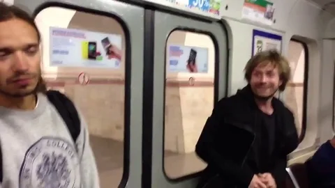 VV1216 High five goes wrong! Vidéo 129402216