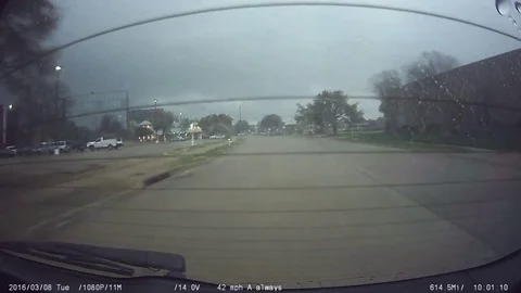 VV1219 Driver nearly gets struck by lightning Vidéo 129458068
