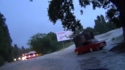 VV1358 Dramatic footage of man being rescued in flash floods Novorossiysk Vidéo 129455033