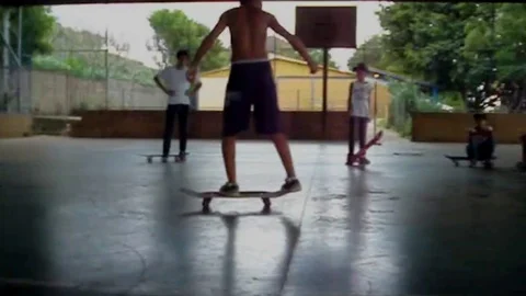 VV1372 Skateboarder gets on in the face Vidéo 129453838