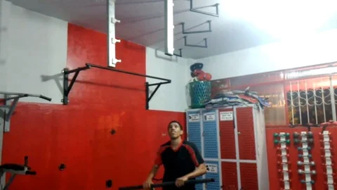 VV1495 Hang bar fail 스톡 동영상 129459850