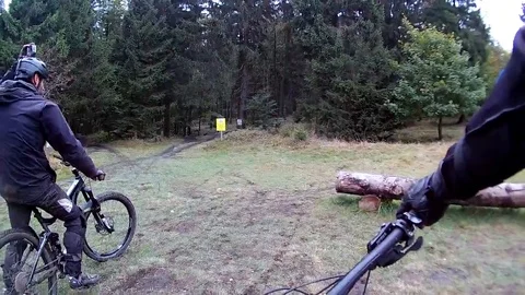 VV1574 Mountain biker eats some ramp! Stock-Footage 129408827