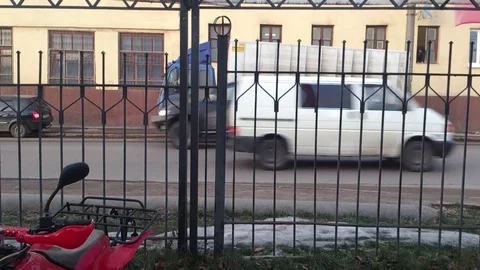VV1618 Trucker gets pranked with heavy load Stock-Footage 129458369