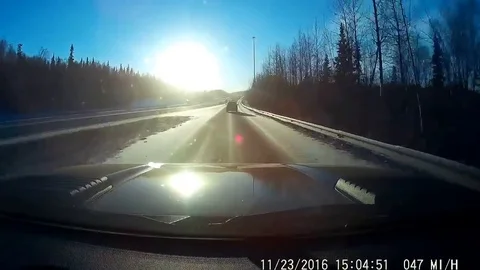 VV1625 Driver loses control on icy Alaskan highway Vidéo 129454768