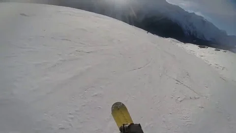 VV1719 Snowboarder does pushups in middle of downhill track Stock-Footage 129457067