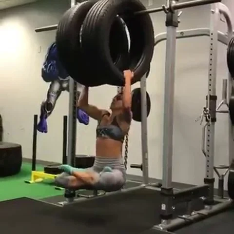 VV1952 Extreme tire pullups Stockbeeldmateriaal 129454693