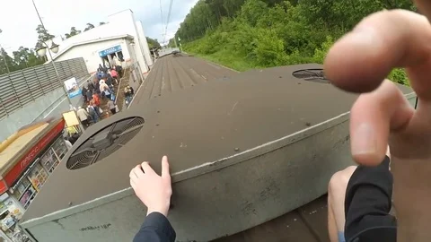 VV2100 Train surfer gets electric shock on carriage roof Stock-Footage 129459190