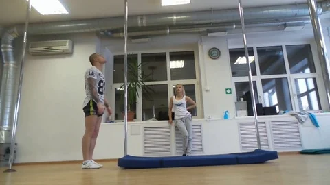 VV2134 Pole dance fail Stock Footage 129454935