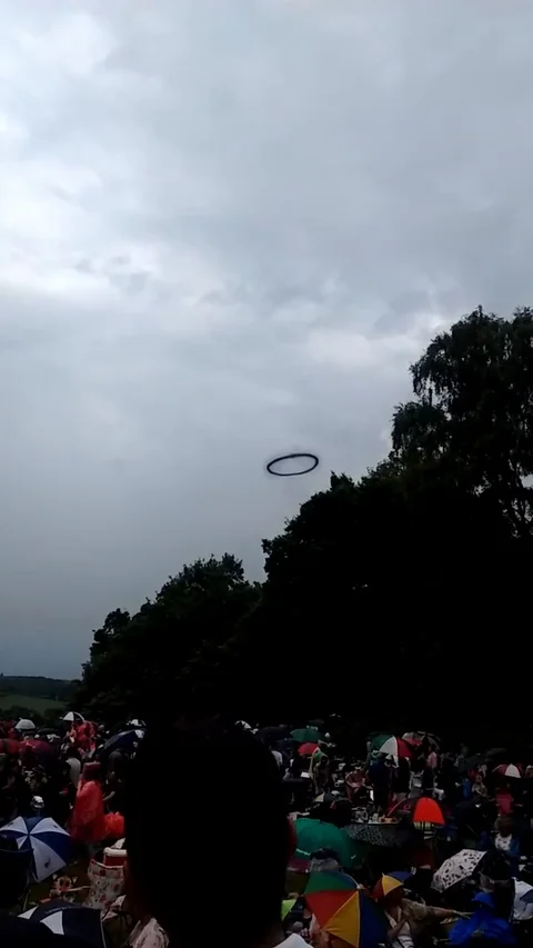 VV2164 Huge unknown black ring in sky Stock-Footage 129460272