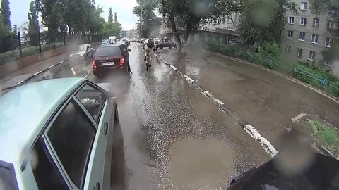 VV2178 Cyclist misjudges puddle Stock-Footage 129460727