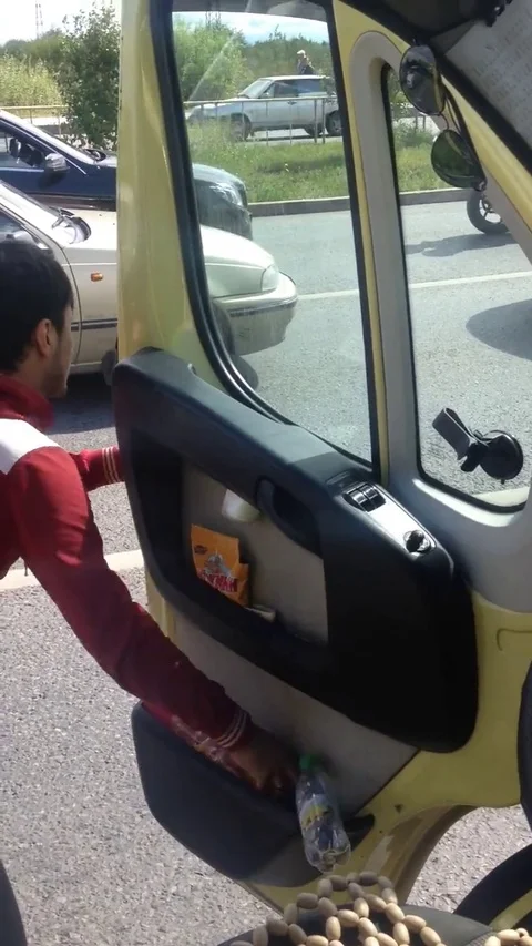 VV2232 Bus driver gets pepper sprayed Stock-Footage 129454499