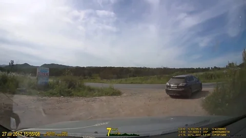 VV2307 Unexpected back flipper appears on road Vidéo 129457995