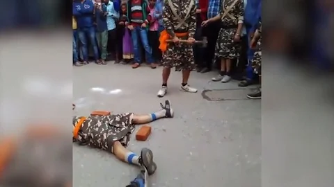 VV2595 Blindfolded warrior smashing bricks inches from guys heads Stock-Footage 129403272