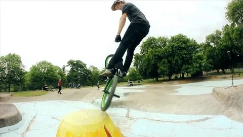 VV2631 BMX trick goes wrong Stock-Footage 129458399