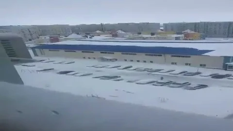 VV2670 Snow layers fall on parked cars Stock-Footage 129454922