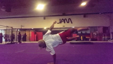 VV2681 One footed somersault in slow motion Stockbeeldmateriaal 129456385