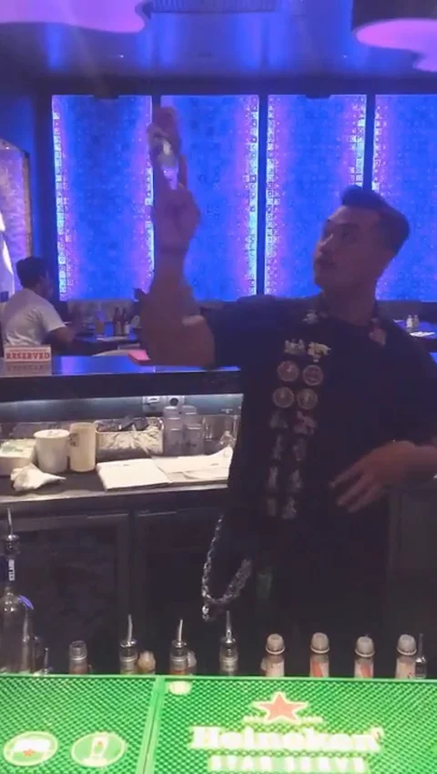 VV2748 Barman performs mysterious floating bottle trick Vidéo 129455247