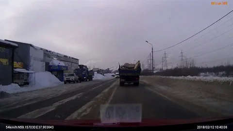 VV2830 Trucks loses its load on busy road Stock-Footage 129457097