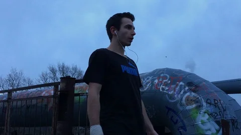 VV2885 Double back flip from bridge Vidéo 129828068