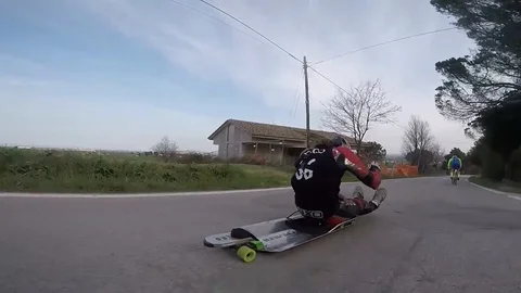 VV2967 Longboarding under a tractor Vidéo 129459417