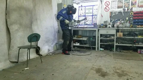 VV2971 Welding and rocking at the same time Stock-Footage 129455436