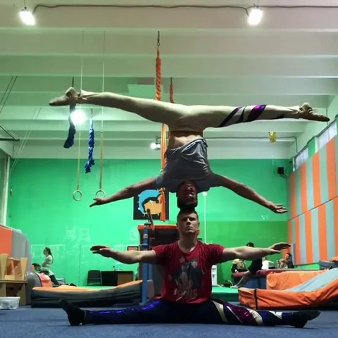 VV3124 Head on head balancing act Stock-Footage 129461680