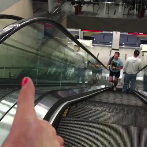 VV3137 Escalator tomfoolery Vidéo 129459704
