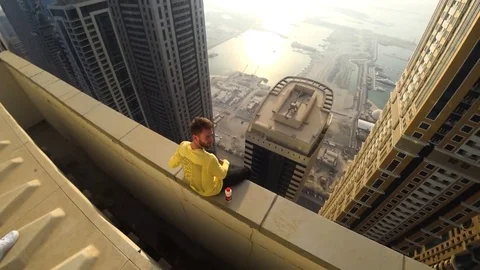VV3175 Having breakfast on the edge of Dubai tower Vidéo 129458179