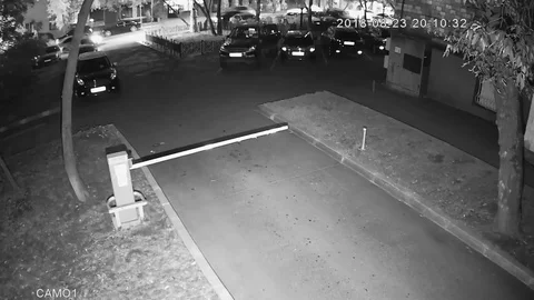 VV3263 Roller skater collides with parking barrier Vidéo 129454833