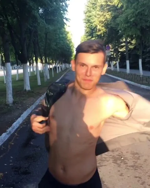 VV3289 Puddle swimming guy Vídeo Stock 129402473