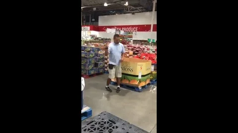 VV3361 Popclocking in Costcos 스톡 동영상 129454034