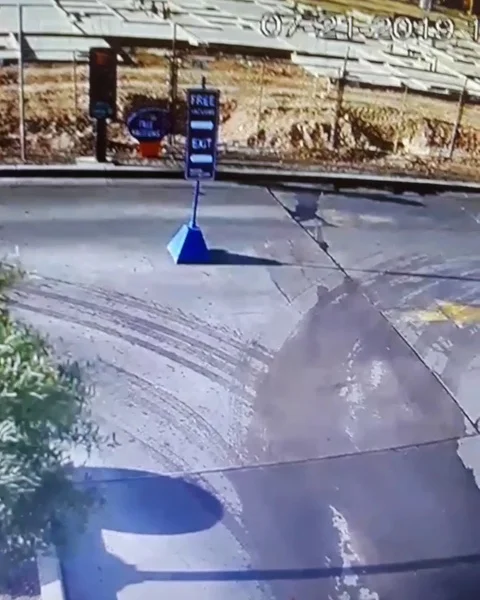 VV3573 Wind + sign post + car = cracked windshield Stock-Footage 129462036