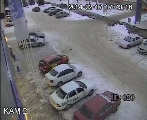 VV360 Car slip fail Stock-Footage 129456152