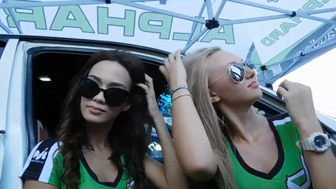 VV3627 Pump up the base, pump up your hair Stock-Footage 129457346