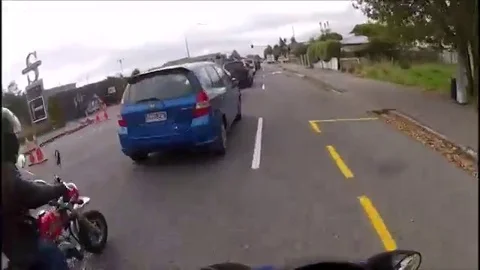 VV428 Biker doesnt like litter bugs! Vídeo Stock 129456812