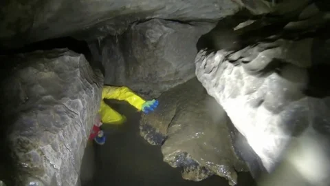 VV458 Dramatic footage of cave explorer getting stuck in rocks Vidéo 129457425