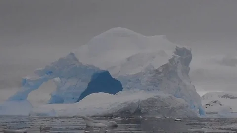 VV56  Iceberg in Antarctica EXPLODES! Vidéo 129455692