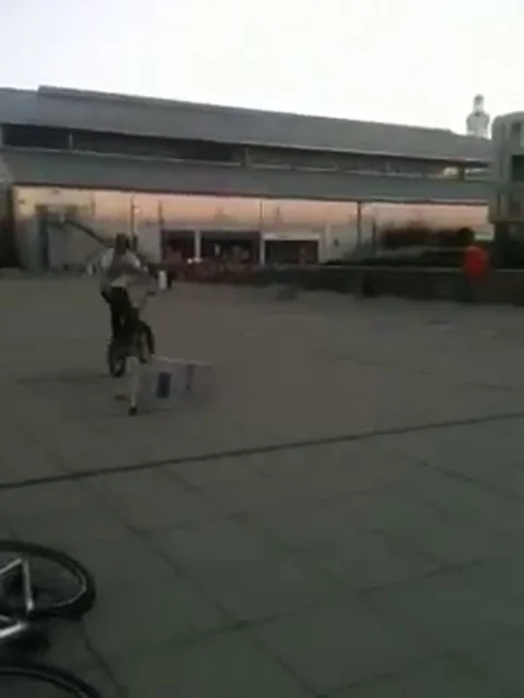 VV627 BMX Epic KO over a shopping trolley Vidéo 129456947