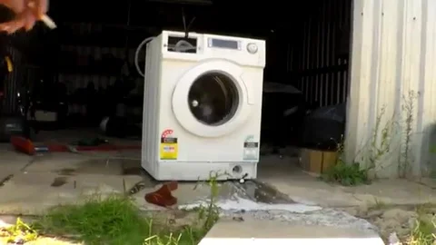 VV643 Washing machine gets totalled by brick inside! Vidéo 129456667