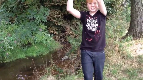 VV650 Rope swing fail into river Stock-Footage 129400392