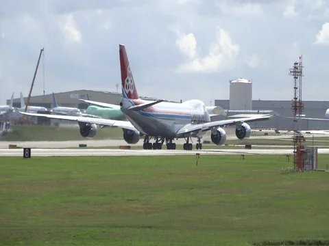 VV664 Freight plane has crazy take off from runway Stockbeeldmateriaal 129398509