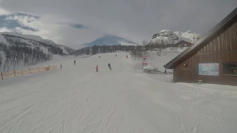 VV841 Epic ski crash into wire fence! Vídeo Stock 129402749