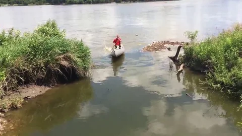 VV893 Crazy carp jumping into canoe! Vidéo 129458393