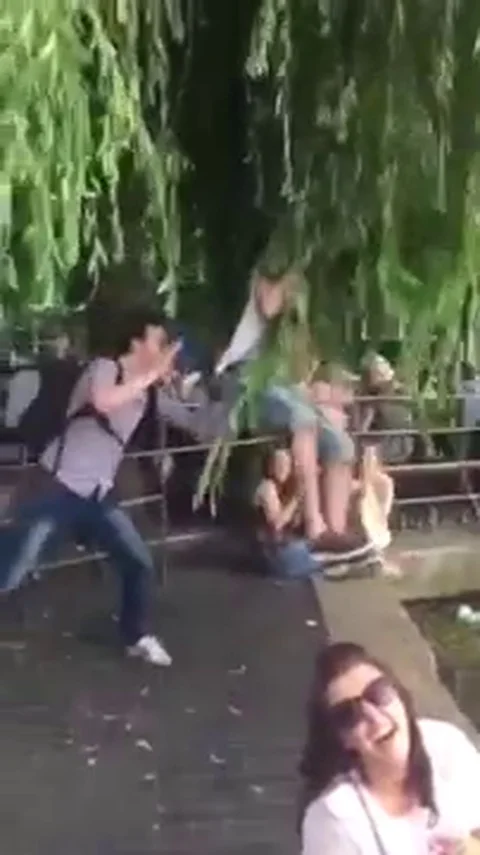 VV925 Guy has early bath in Camden Lock! Stock-Footage 129461672